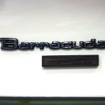 Deviceロゴのエンブレムも木でレーザー加工して製作。