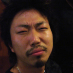 岡田君（ダーマン）はいつも酔うとこんな表情をします。